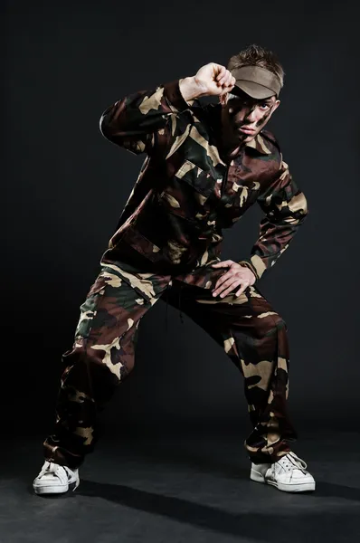 Bonito dançarino de hip hop em camuflagem — Fotografia de Stock