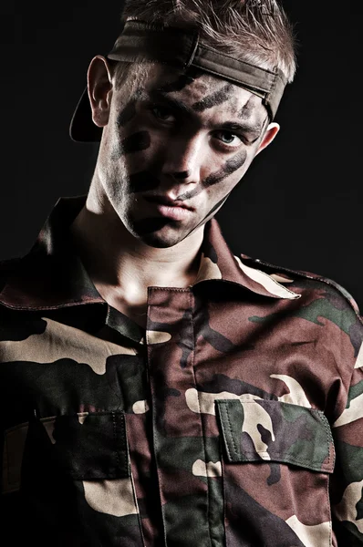 Portrét mladého vojáka vážné — Stock fotografie