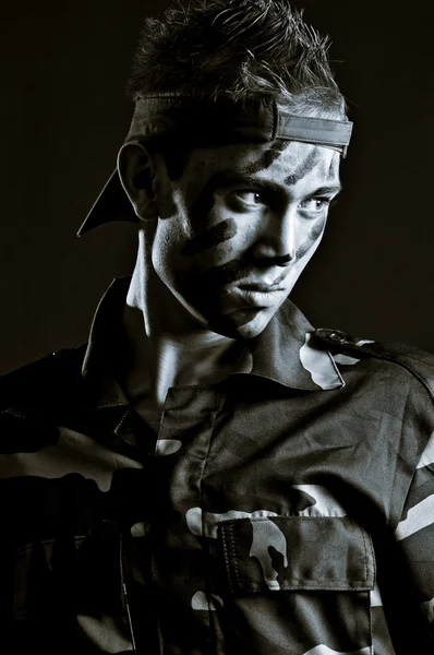 Porträt eines jungen seriösen Soldaten in Militäruniform — Stockfoto