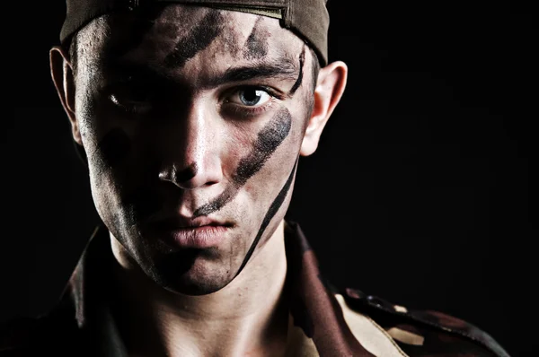 Portret młodego żołnierza w kamuflażu — Zdjęcie stockowe