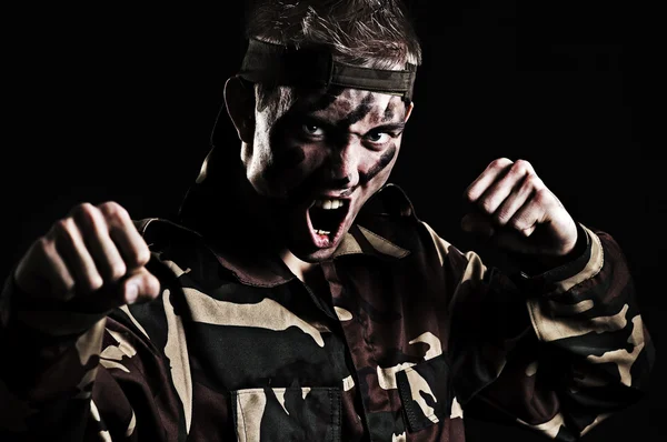 Screaming soldier wants to fight with enemy — Stock Photo, Image