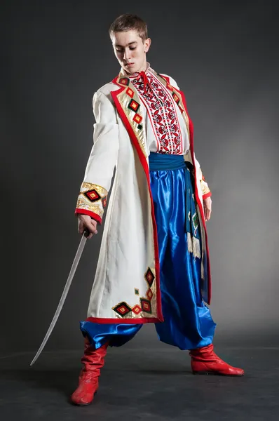 Молодой украинский казак позирует с саблями — стоковое фото