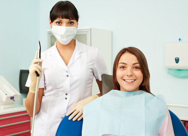 Врач и пациент в кабинете стоматолога
