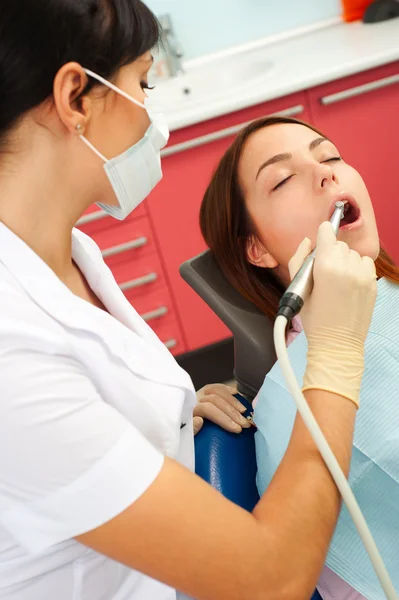 Врач и пациент в кабинете стоматолога — стоковое фото
