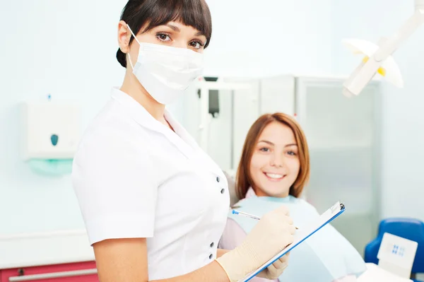 Doctor and smiley patient — Stock Photo, Image