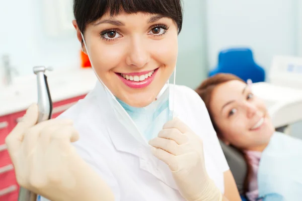 Гарненький лікар з свердлом стоматолога — стокове фото