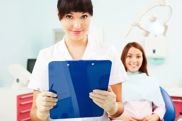 Paciente y sonriente al dentista — Stockfoto