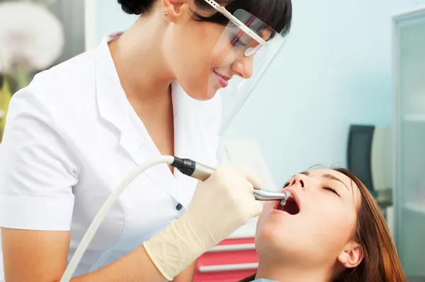 笑脸牙医和病人 — 图库照片