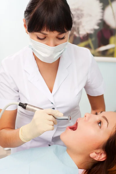 Arbeitender Zahnarzt mit Patient — Stockfoto