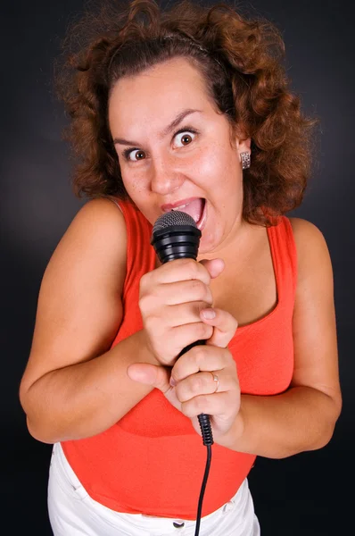 Lustiges Bild einer singenden Frau — Stockfoto