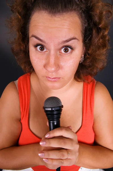 Engraçada mulher surpreso com microfone — Fotografia de Stock