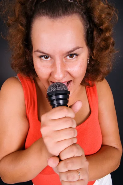 Hemmafru sjunga på karaoke — Stockfoto