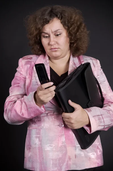 Грустная деловая женщина читает смс — стоковое фото