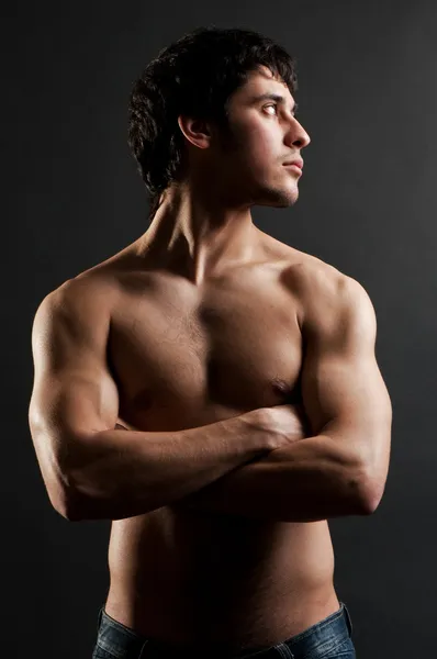 Красивый мускулистый мужчина — стоковое фото