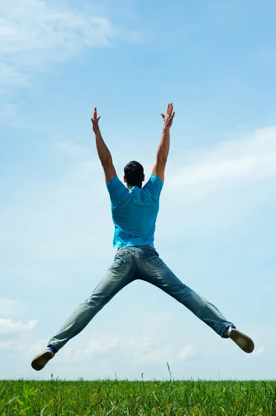 필드에 점프 하는 남자 — 스톡 사진