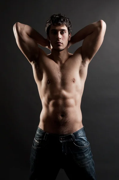 Retrato de homem musculoso bonito — Fotografia de Stock