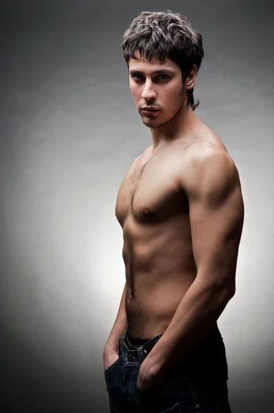 Ernster junger Mann mit nacktem Oberkörper — Stockfoto