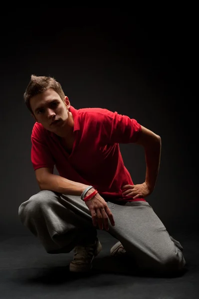 Breakdancer im roten T-Shirt — Stockfoto
