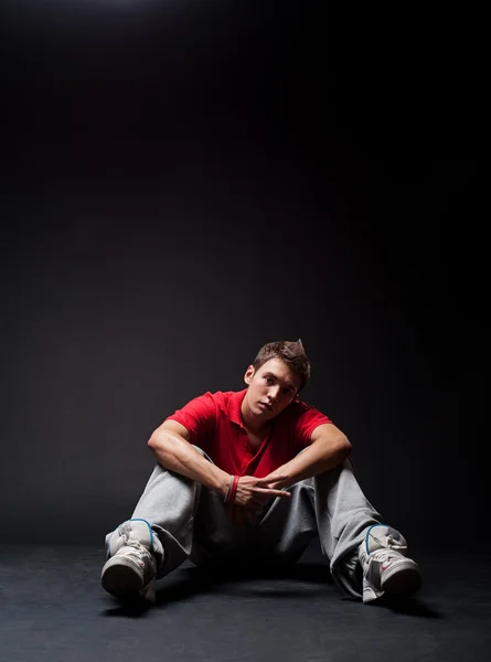 Breakdancer sentado no chão — Fotografia de Stock