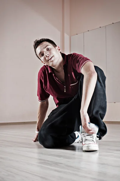 Knappe breakdancer zittend op de vloer — Stockfoto