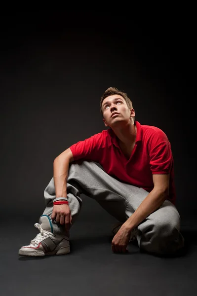 Hip-hop man zittend op de vloer — Stockfoto