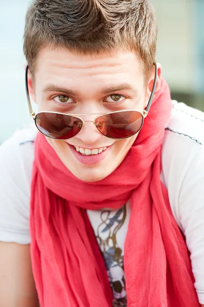 Ragazzo sorridente con gli occhiali da sole — Foto Stock