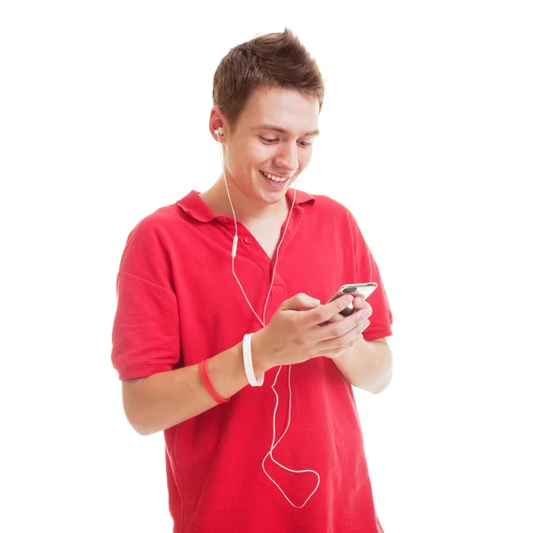 Un ragazzo sorridente che ascolta musica — Foto Stock