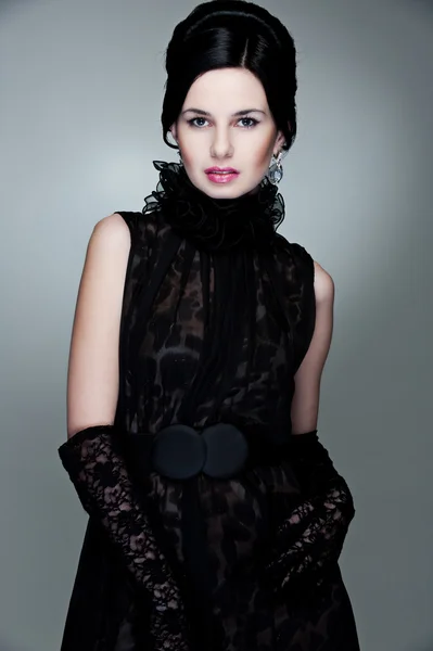 Mulher sedutora em vestido preto e luvas — Fotografia de Stock