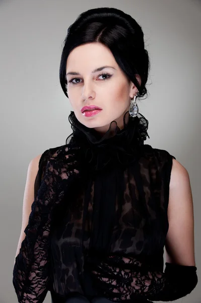 黒のドレスで魅惑的な若い女性 — ストック写真
