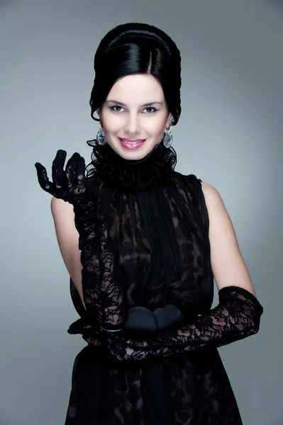 Приваблива молода жінка в чорній сукні — стокове фото