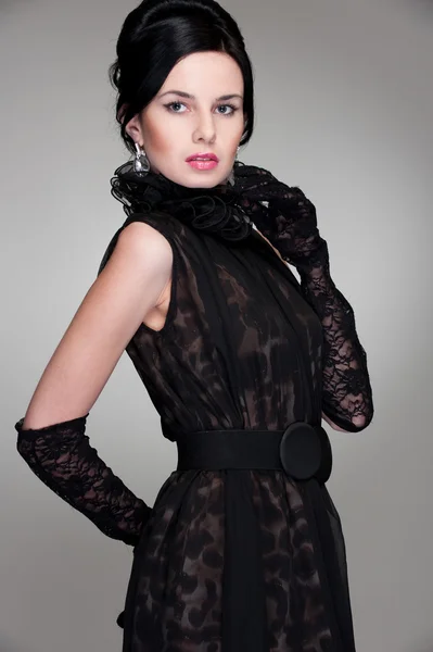 Elégante jeune femme en robe noire — Photo