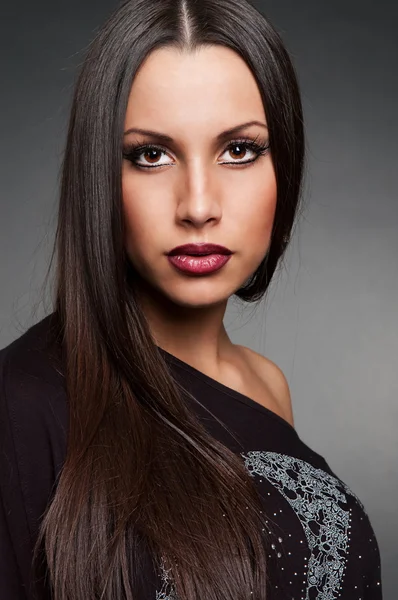 Portrét mladé bruneta s dlouhými vlasy — Stock fotografie