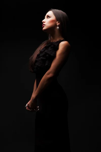 Joven mujer elegante en la oscuridad — Foto de Stock