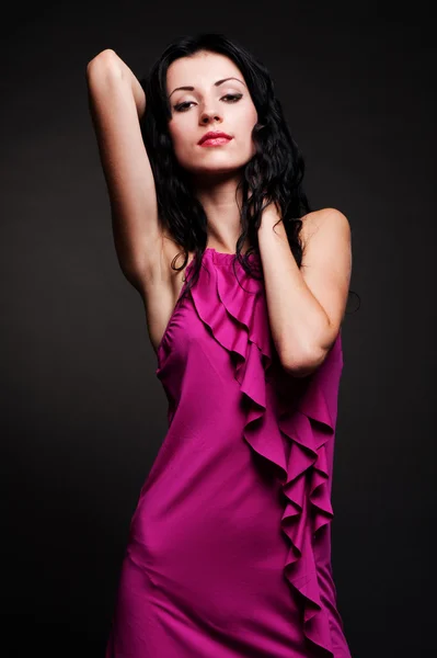 Mooie vrouw in paarse jurk — Stockfoto