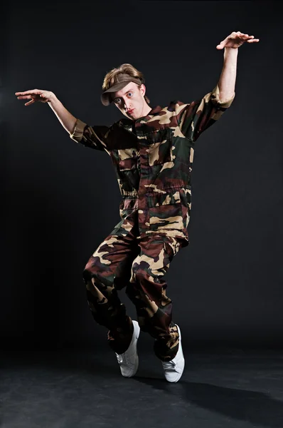 Breakdancer em uniforme militar — Fotografia de Stock