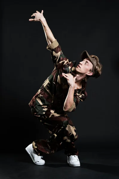 Bela breakdancer em uniforme militar — Fotografia de Stock