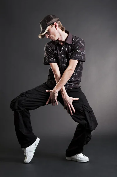 Хип-хоп танцовщица позирует — стоковое фото