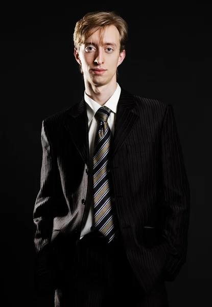 Mladý podnikatel v černém obleku — Stock fotografie
