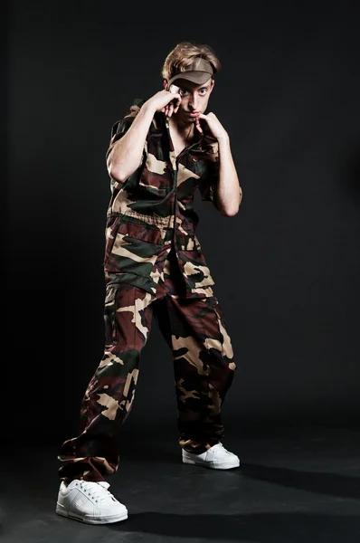 Fiatal férfi katonai egyenruhában. — Stock Fotó