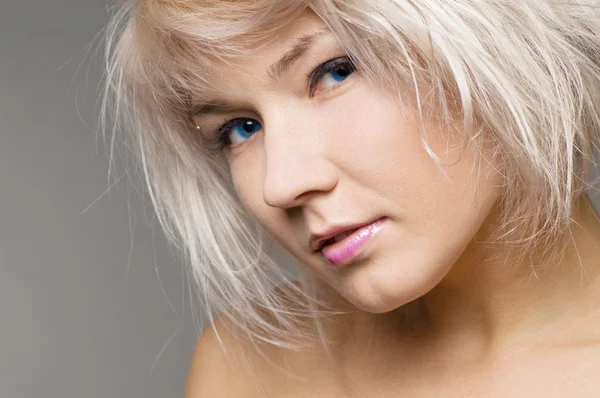 Attraktive junge Blondine mit blauen Augen — Stockfoto