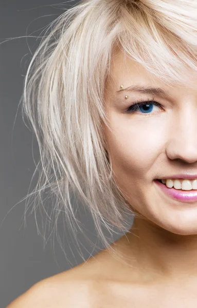 Крупный план счастливой блондинки с голубыми глазами — стоковое фото
