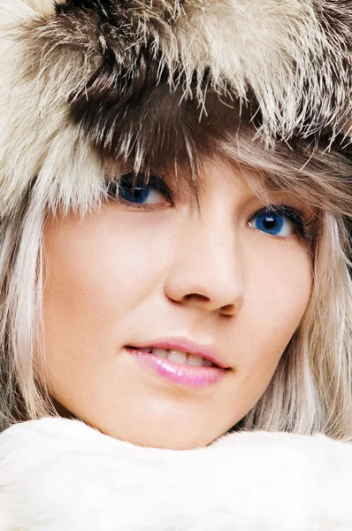 Nahaufnahme Porträt der verführerischen Blondine mit den blauen Augen — Stockfoto