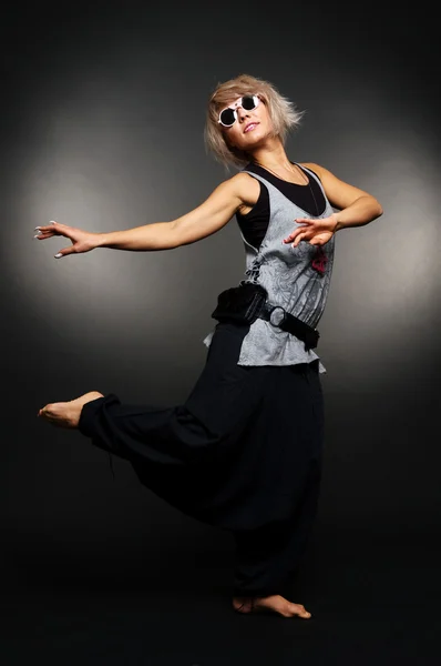 Танцівниця в повсякденному одязі та сонцезахисних окулярах — стокове фото