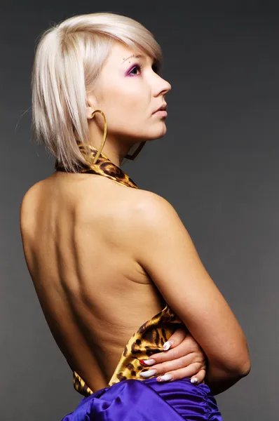Modelo de moda com costas nuas — Fotografia de Stock
