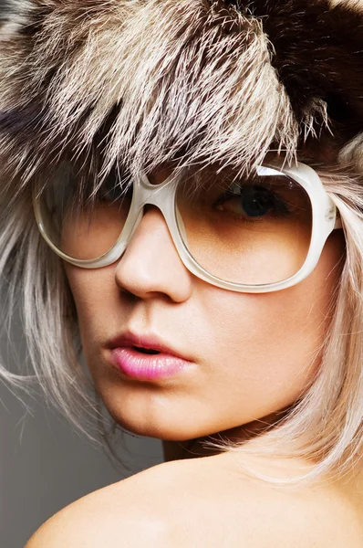 Glamor woman in sunglasses and fur hat — Stock Photo, Image
