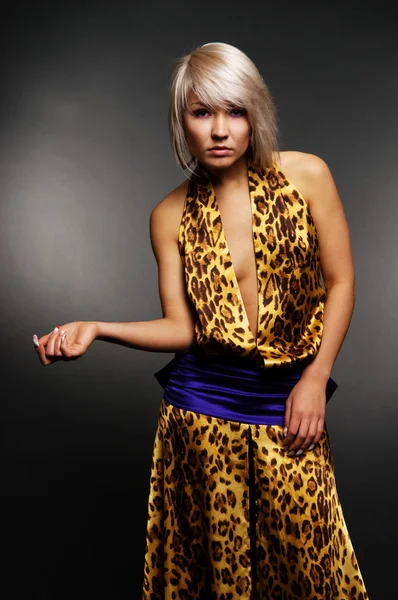 Модель в леопардовом платье — стоковое фото