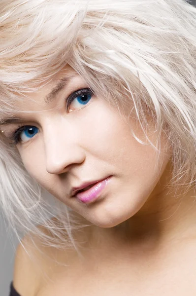 Porträtt av attraktiv blond med blå ögon — Stockfoto