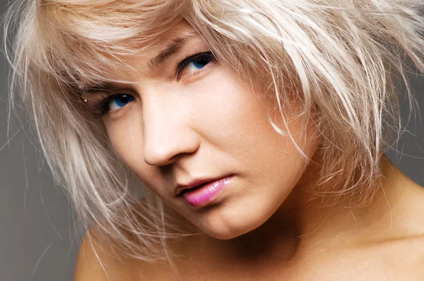 Retrato de mulher atraente com maquiagem — Fotografia de Stock