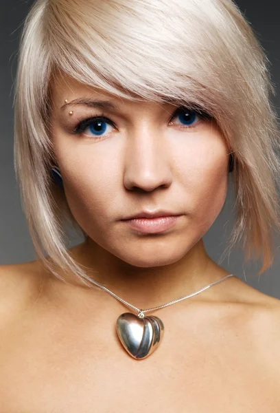 Portrét blond s modrýma očima — Stock fotografie
