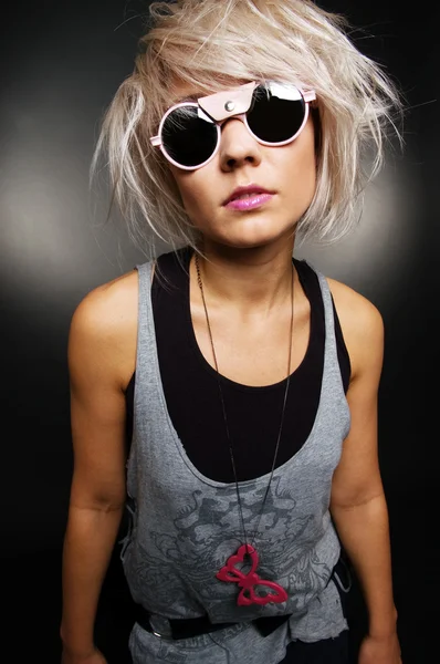 Portret van stijlvolle casual meisje in zonnebril — Stockfoto